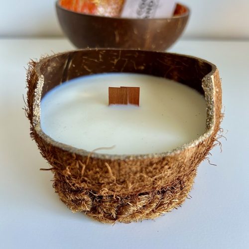 Bougie Végétale dans une Noix de Coco au Monoï