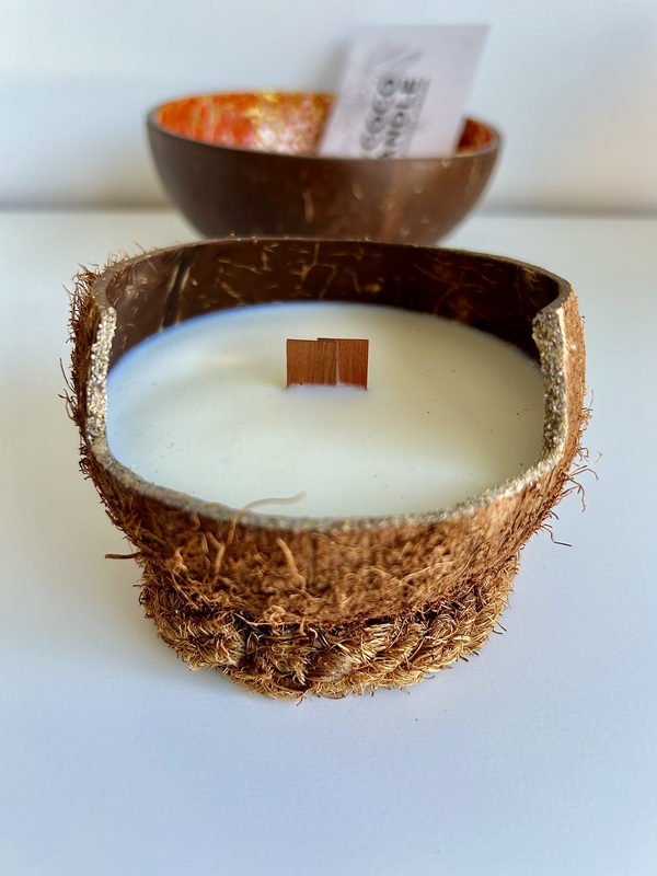 Bougie Végétale dans une Noix de Coco au Monoï