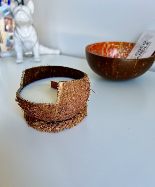 Bougie Végétale dans une Noix de Coco au Monoï