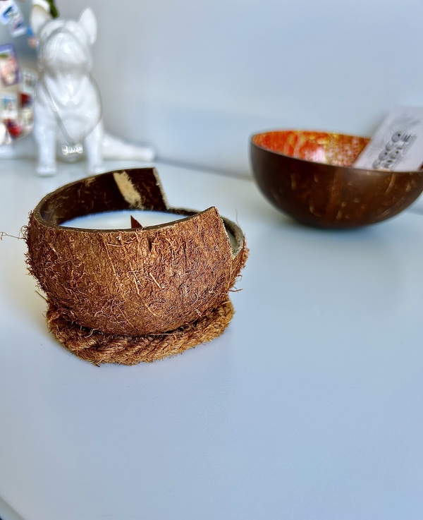 Bougie Végétale dans une Noix de Coco au Monoï