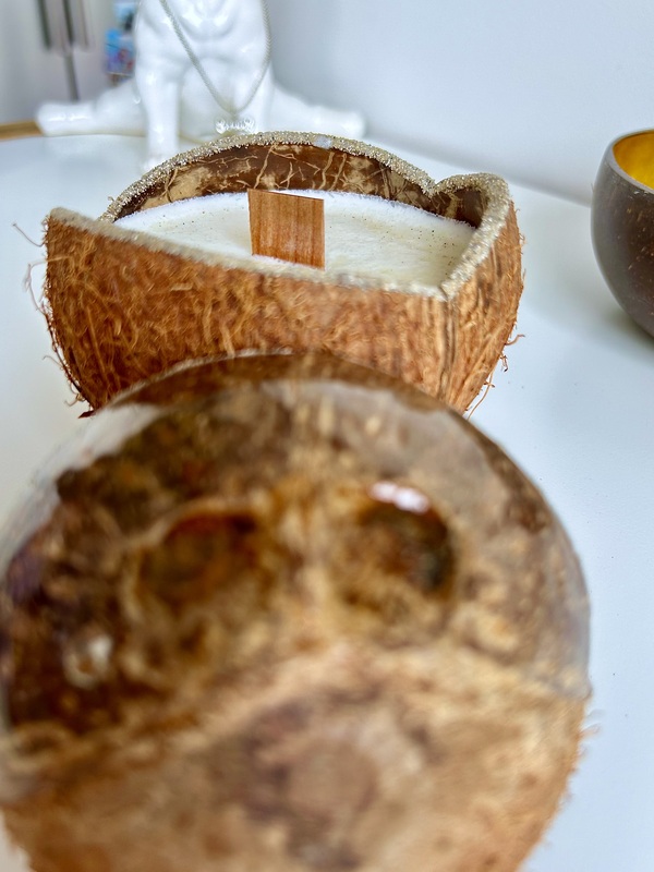 Bougie dans Noix de Coco au Monoï