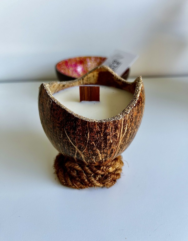 Bougie Coulée dans Noix de Coco