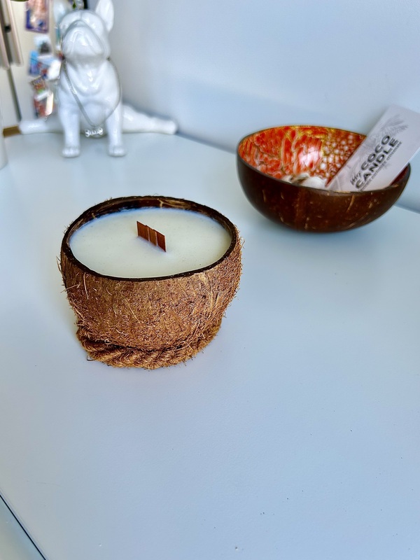 Bougie Éco Bio au Monoï dans Coque de Noix de Coco