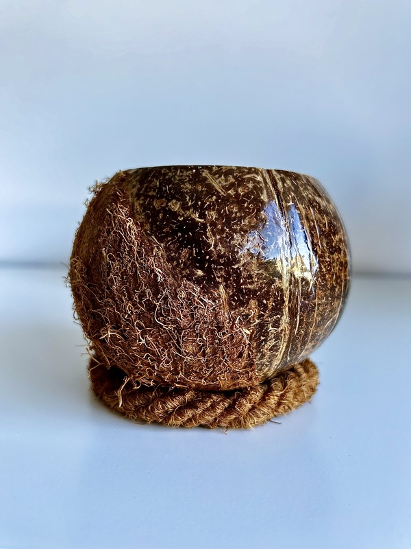 bougie artisanale à la cire végétale dans Noix de Coco naturelle