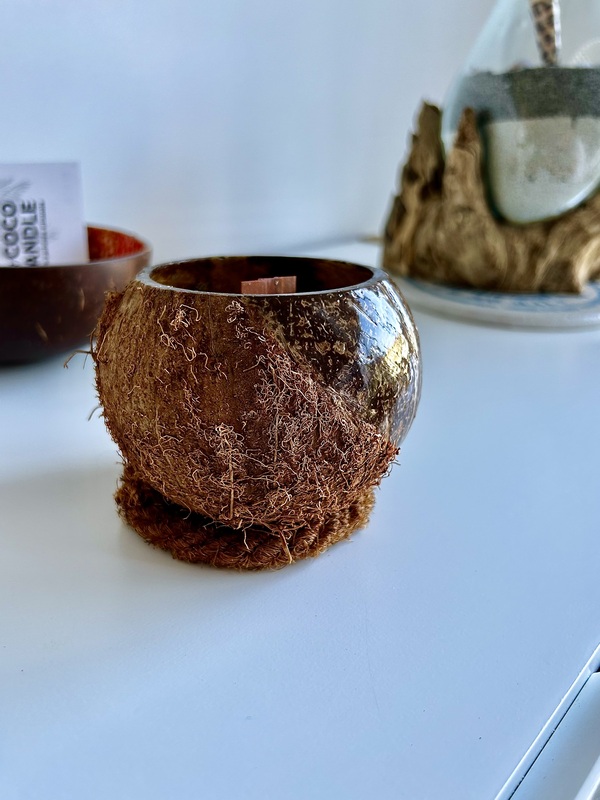 bougie artisanale à la cire végétale dans Noix de Coco naturelle