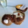 bougie artisanale dans une noix de coco