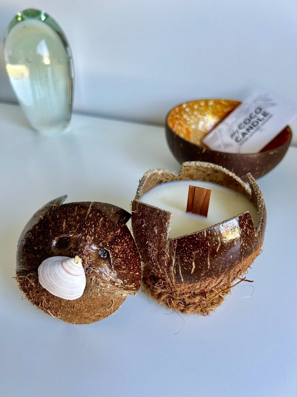 bougie artisanale dans une noix de coco