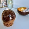 bougie artisanale dans une noix de coco