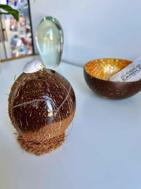 bougie artisanale dans une noix de coco