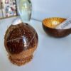 bougie artisanale dans une noix de coco