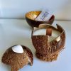 bougie artisanale dans une noix de coco