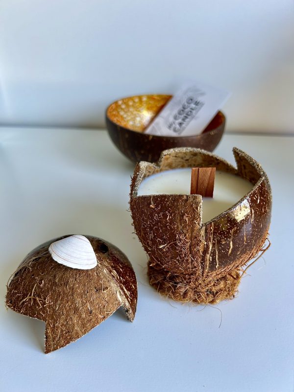 bougie artisanale dans une noix de coco