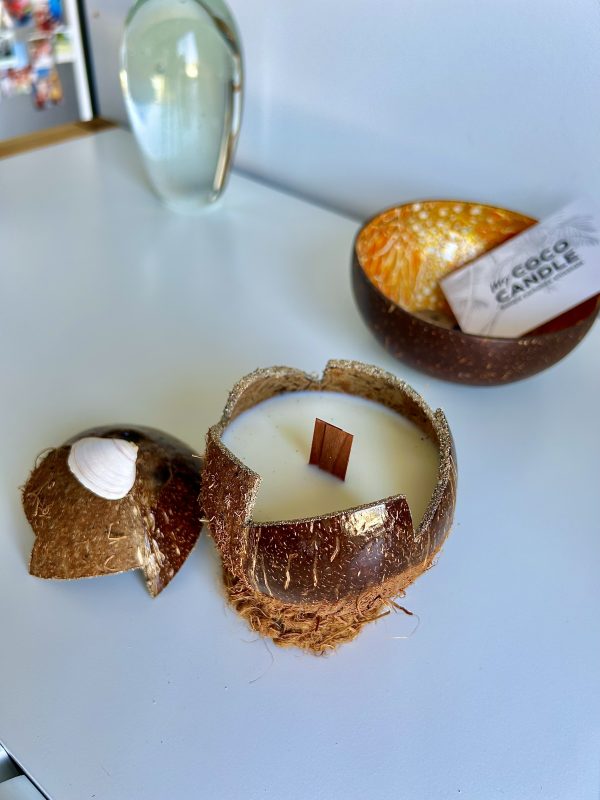 bougie artisanale dans une noix de coco