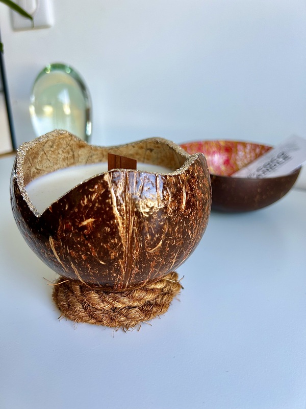 bougie senteur Monoï dans Noix de Coco