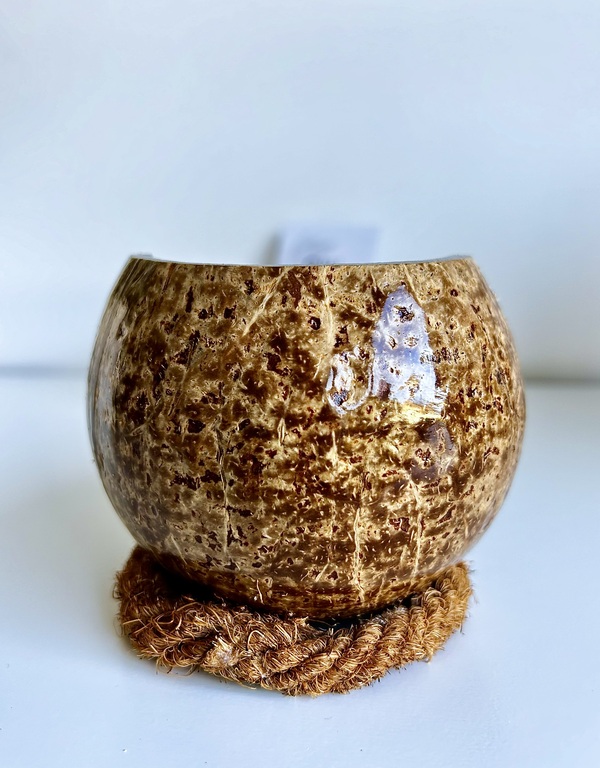 Bougie Artisanale au Monoï dans une Noix de Coco