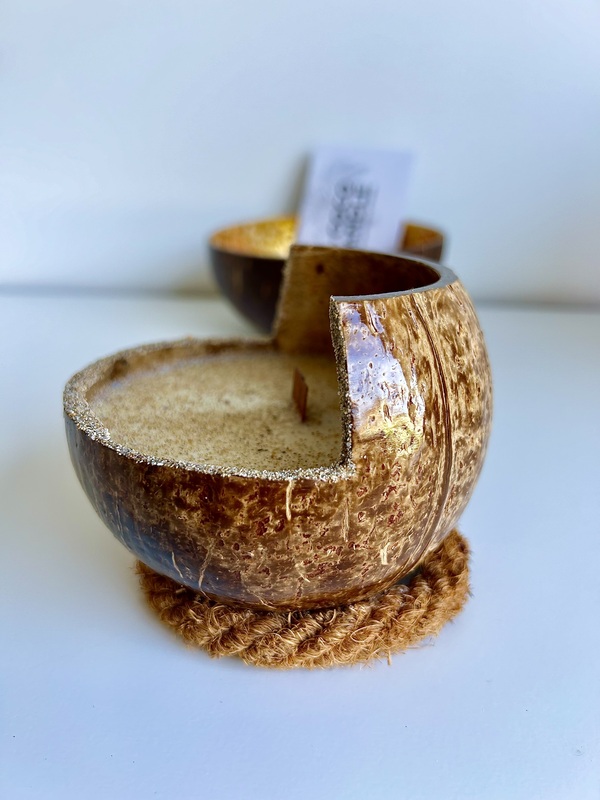 Bougie Artisanale au Monoï dans une Noix de Coco