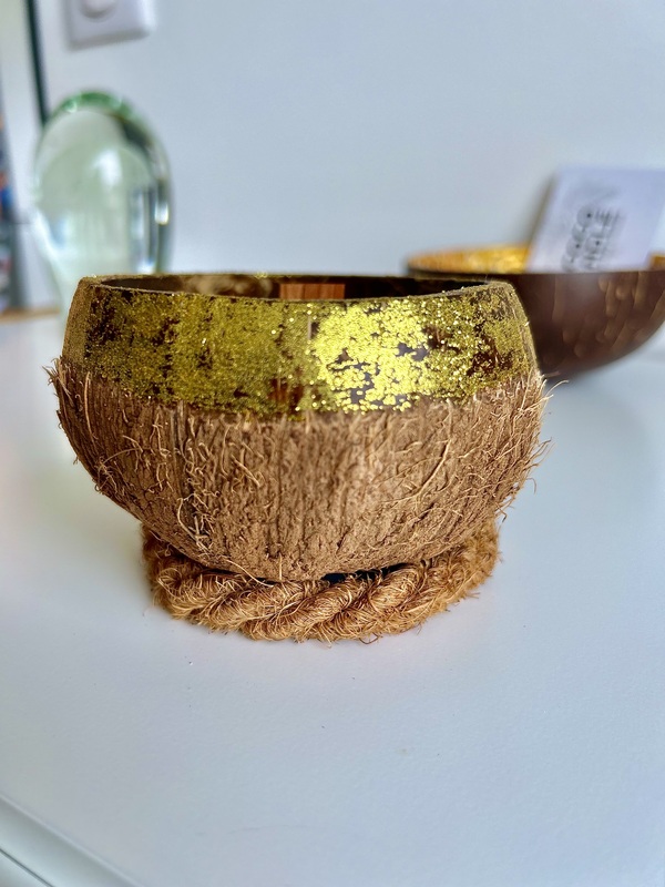 Bougie Parfumée dans une Noix de Coco : Un Cadeau Unique