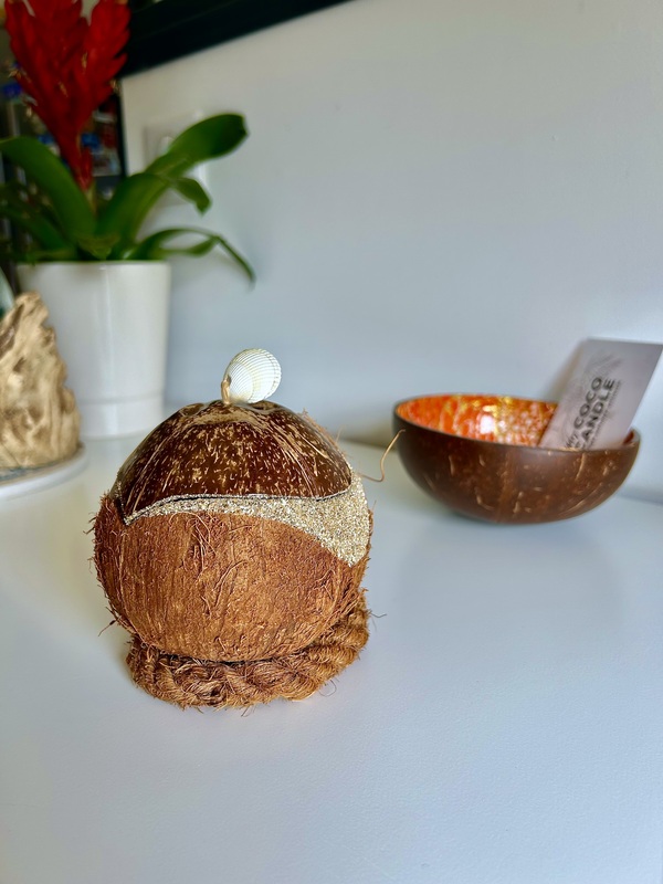 Bougie au Monoï dans une Coque de Noix de Coco