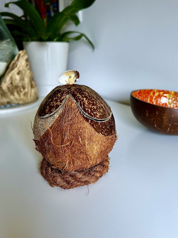 Bougie au Monoï dans une Coque de Noix de Coco