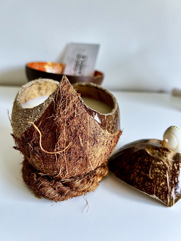 Bougie au Monoï dans une Coque de Noix de Coco