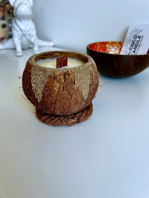 bougie coulée à la main dans une noix de coco