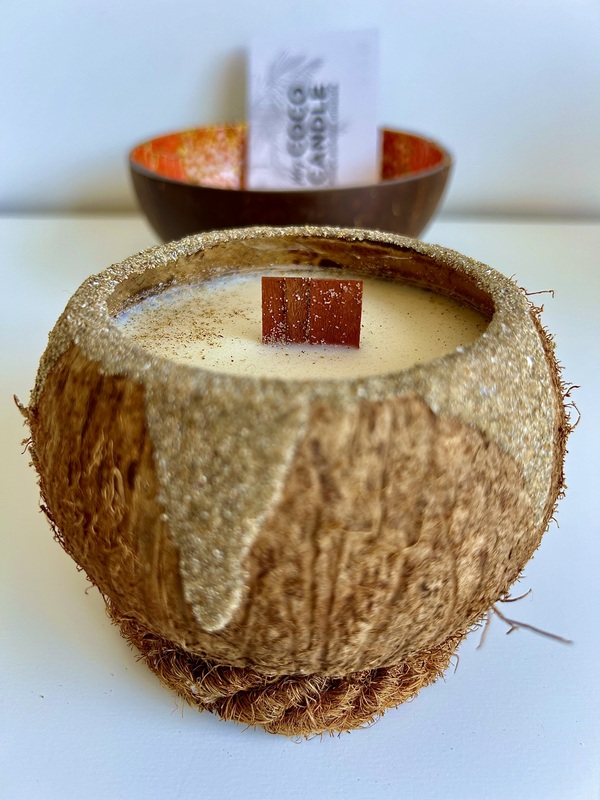 bougie coulée à la main dans une noix de coco