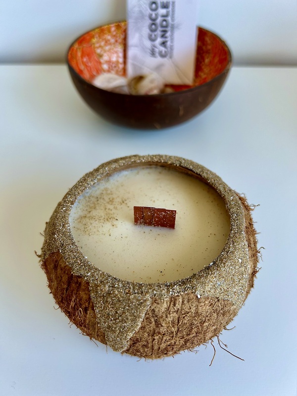 bougie coulée à la main dans une noix de coco