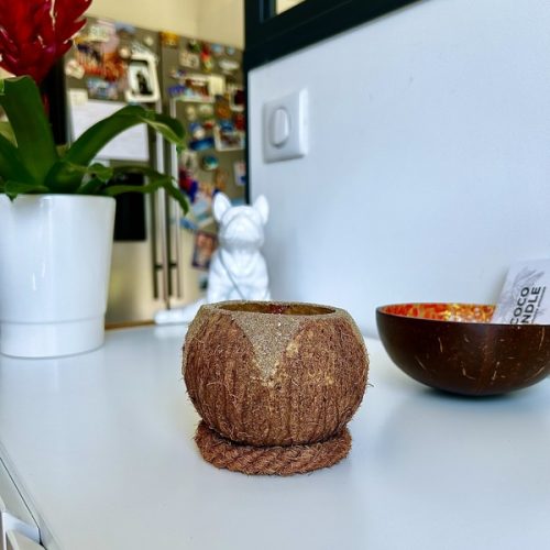 bougie coulée à la main dans une noix de coco