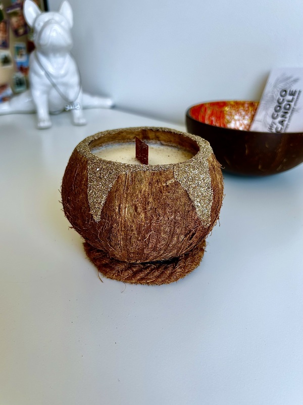 bougie coulée à la main dans une noix de coco