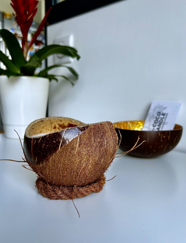 Bougie Artisanale dans une Noix de Coco au Monoï