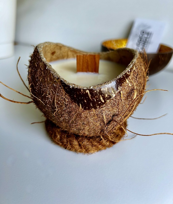 Bougie Artisanale dans une Noix de Coco au Monoï