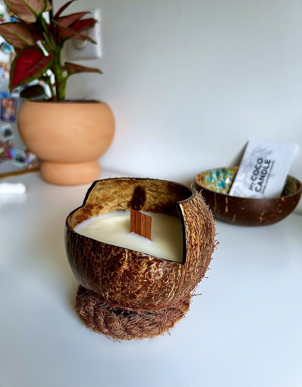 Bougie Faite Main Coulée dans une Noix de Coco - My Coco Candle