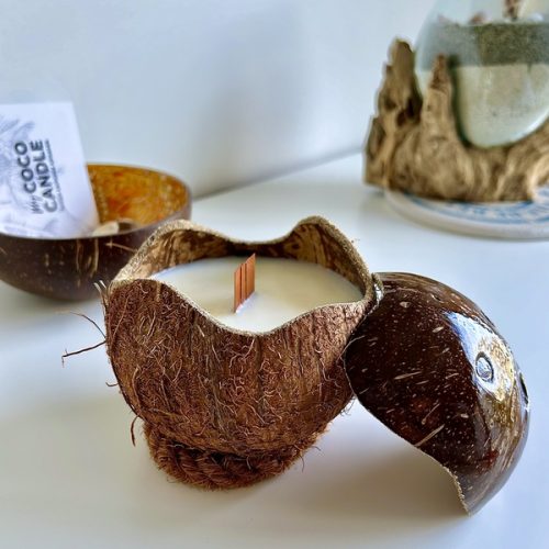 bougie à la cire végétale dans une noix de coco