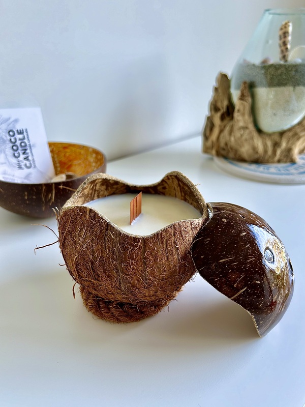 bougie à la cire végétale dans une noix de coco