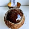 bougie à la cire végétale dans une noix de coco