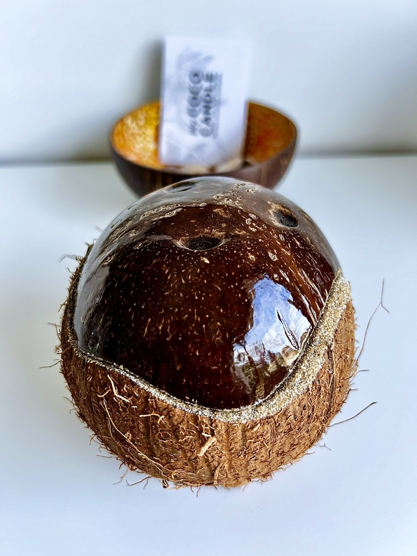 bougie à la cire végétale dans une noix de coco