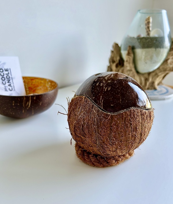 bougie à la cire végétale dans une noix de coco