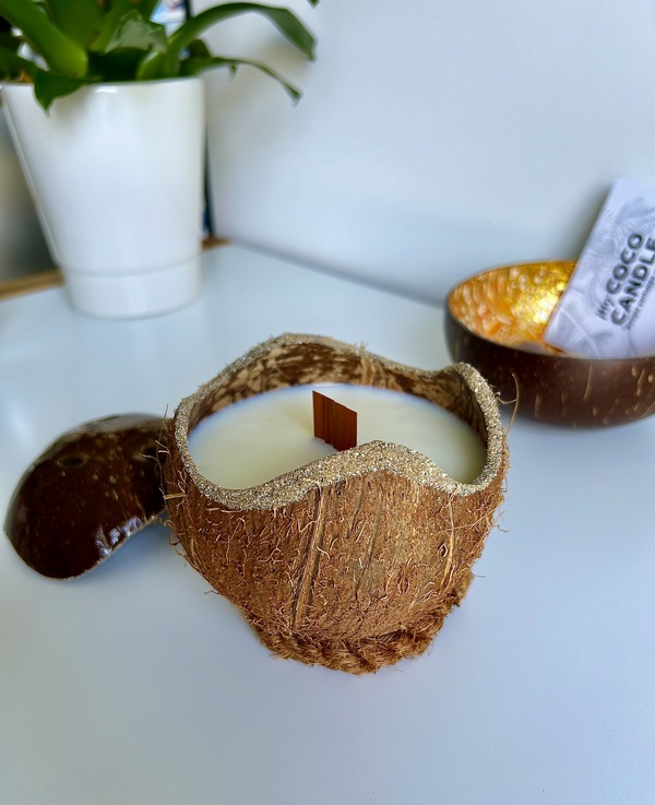 bougie à la cire végétale dans une noix de coco