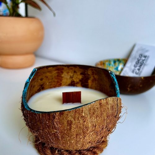 bougie naturelle dans une coque de Noix de Coco