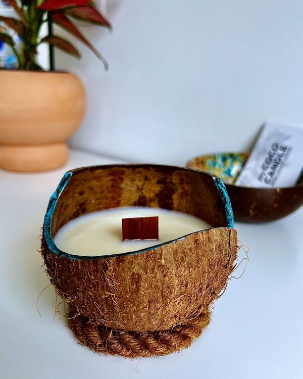 bougie naturelle dans une coque de Noix de Coco