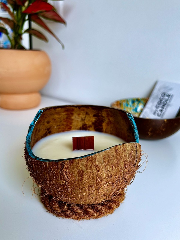 bougie naturelle dans une coque de Noix de Coco