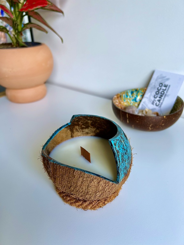 bougie parfumée dans une coque de noix de coco