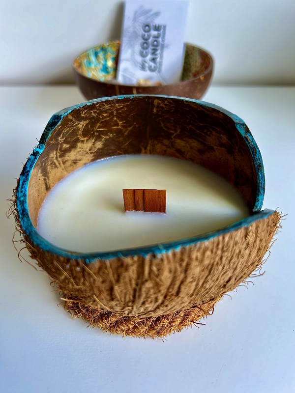 bougie parfumée dans une coque de noix de coco