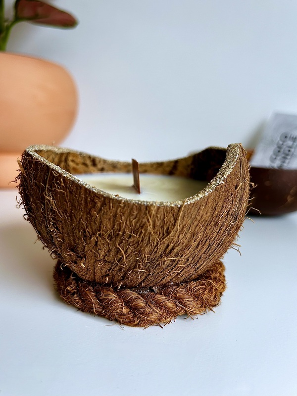 Bougie Artisanale Parfumée dans une Noix de Coco