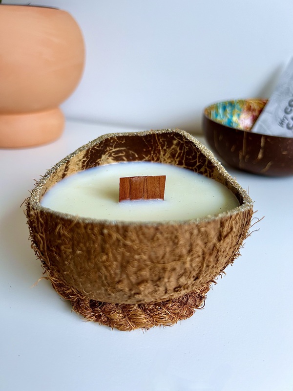 Bougie Artisanale Parfumée dans une Noix de Coco