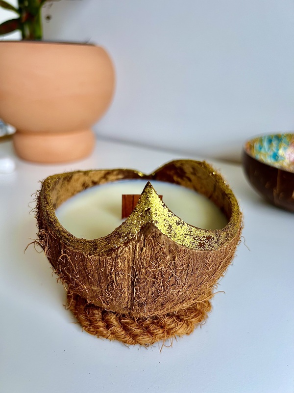 Bougie Dorée Coulée dans une Noix de Coco