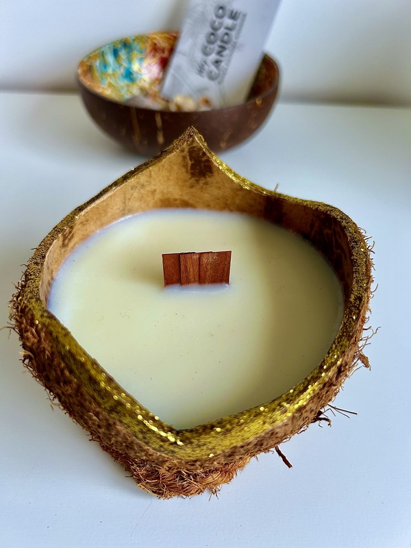 Bougie Dorée Coulée dans une Noix de Coco