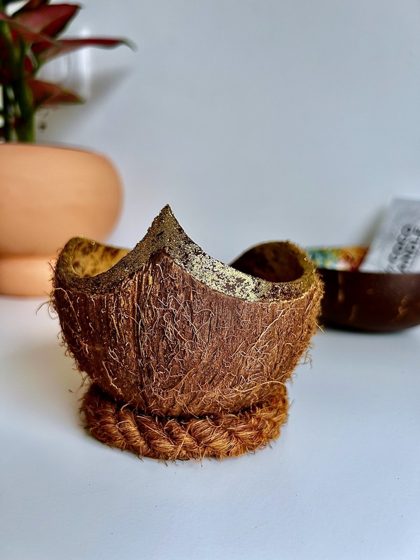 Bougie Dorée Coulée dans une Noix de Coco