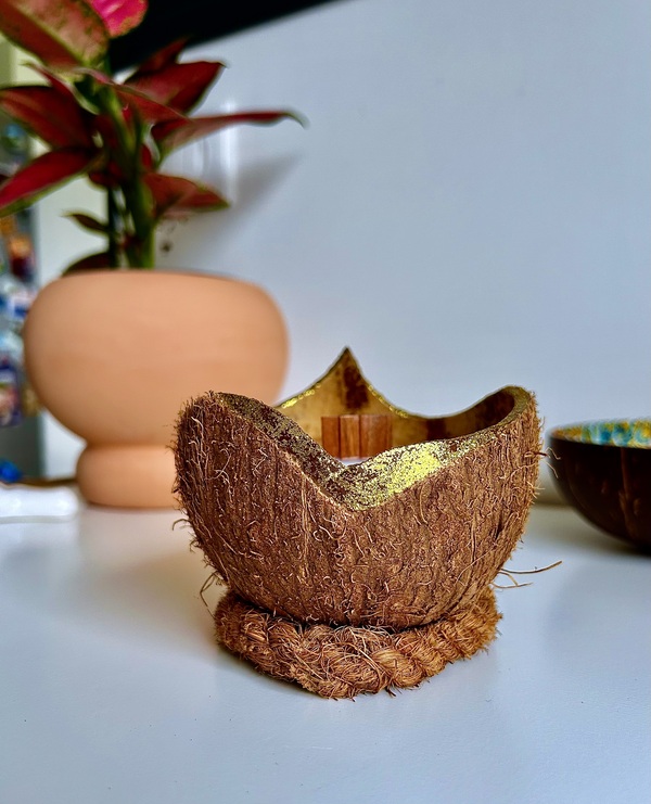 Bougie Dorée Coulée dans une Noix de Coco