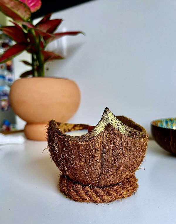 Bougie Dorée Coulée dans une Noix de Coco - My Coco Candle